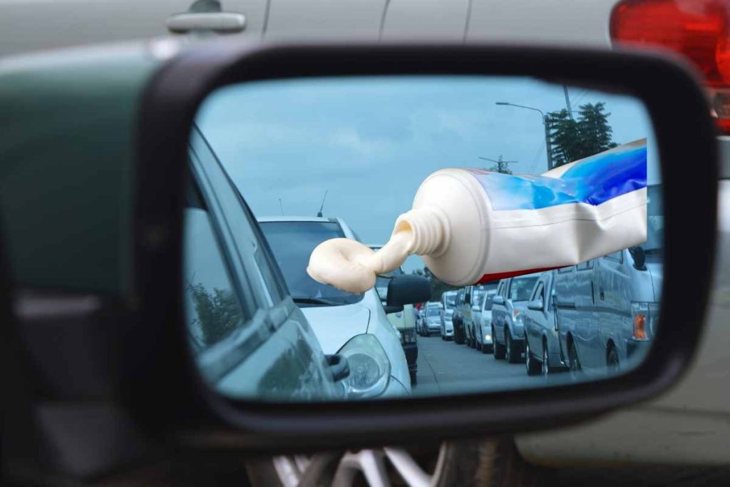 Dentifricio, se lo usi sullo specchietto dell'auto è la morte sua